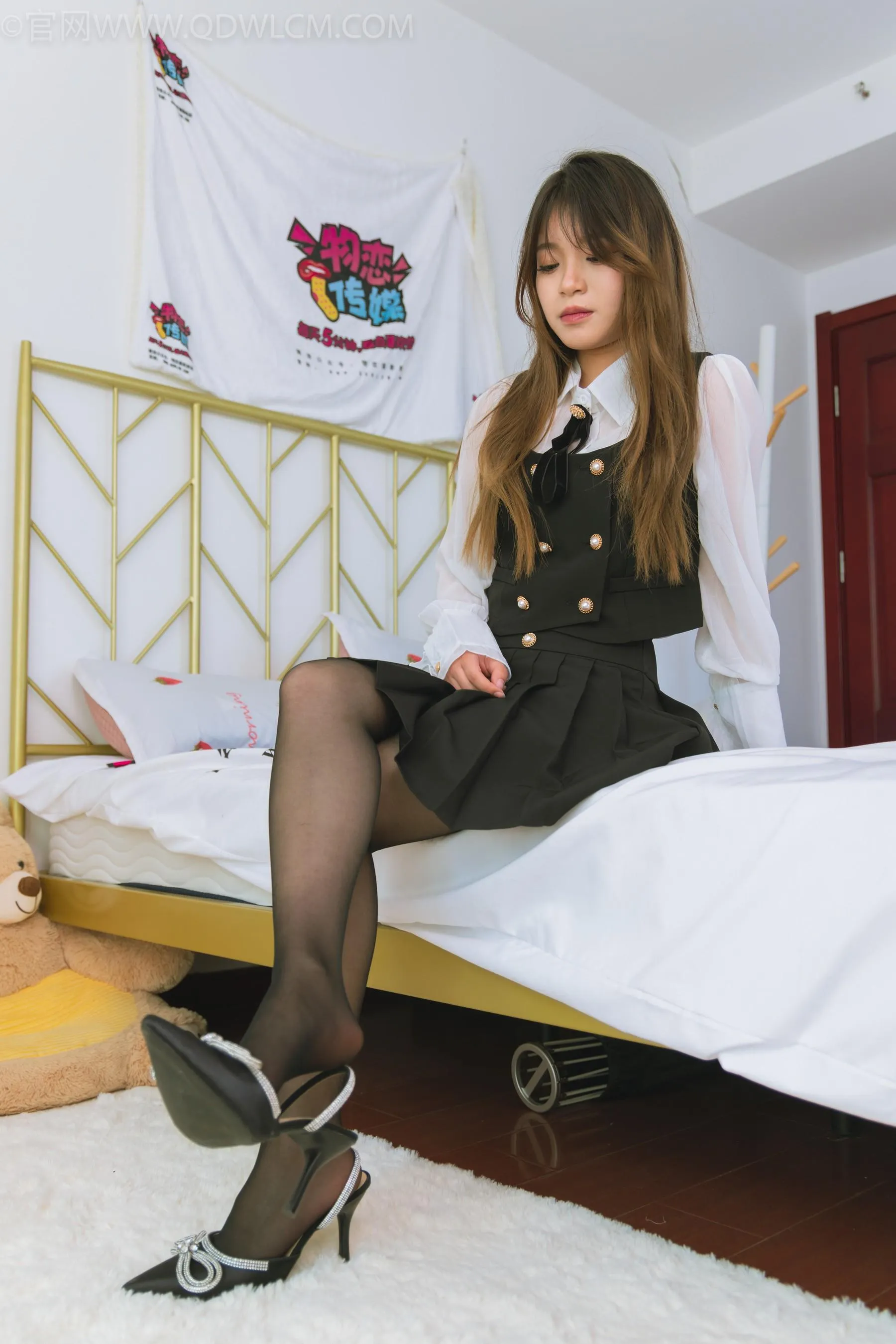 物恋传媒 NO.1517 闪闪-黑白中闪耀 [151P]插图3